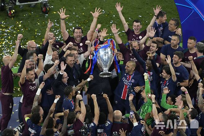 [뮌헨=AP/뉴시스]  = 31일(현지 시간) 독일 뮌헨 알리안츠 아레나에서 열린 유럽축구연맹(UEFA) 챔피언스리그(UCL) 결승전, 파리 생제르맹과 인터밀란의 경기에서 우승을 차지한 파리 생제르맹 선수들이 트로피를 들어올리고 있다. 2025.06.02. photo@newsis.com