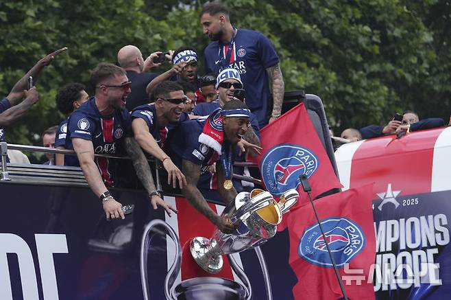 [파리=AP/뉴시스] = 1일(현지 시간) 유럽축구연맹(UEFA) 챔피언스리그(UCL) 결승전에서 우승을 차지한 파리 생제르맹 선수단이 프랑스 파리 샹젤리에 거리에서 퍼레이드를 하고 있다. 2025.06.02. photo@newsis.com