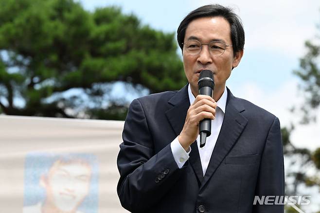 [광주=뉴시스] 이영주 기자 = 우상호 (사)이한열기념사업회 이사장이 5일 오후 광주 북구 망월동 5·18구묘역에서 열린 제37주기 이한열 추모식에 참여해 인사말하고 있다. 2024.07.05. leeyj2578@newsis.com