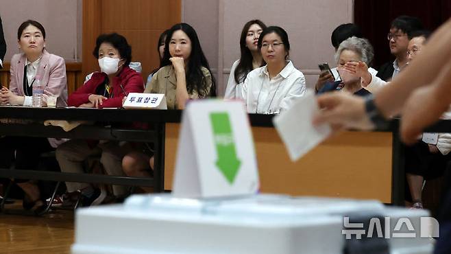 [서울=뉴시스] 추상철 기자 = 제21대 대통령선거 사전투표 첫날인 29일 오전 서울 종로구 무악동 주민센터에 마련된 사전투표소에서 공정선거참관단과 사전투표 참관인이 사전투표 준비 상황을 참관하고 있다. 2025.05.29. scchoo@newsis.com