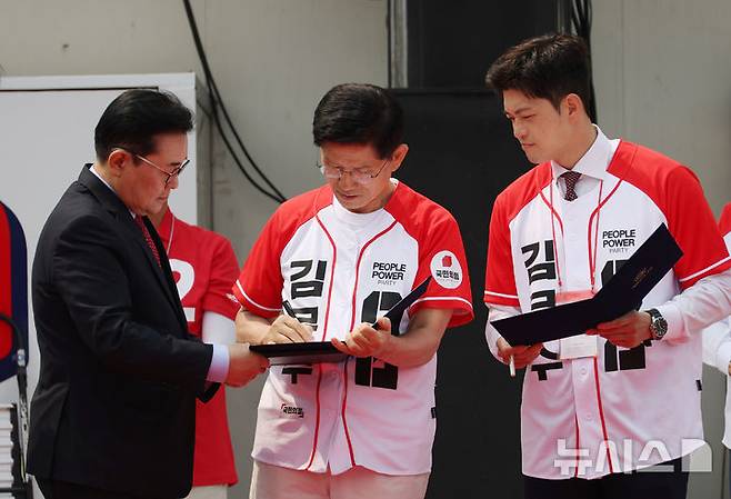[가평=뉴시스] 고승민 기자 = 김문수 국민의힘 대선 후보, 김용태 비상대책위원장, 전병헌 새미래민주당 대표가 지난달 30일 경기 가평 청평시계탑 광장에서 정책협약식을 하고 있다. 2025.05.30. kkssmm99@newsis.com