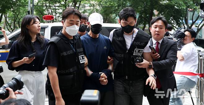 [서울=뉴시스] 김선웅 기자 = 서울 지하철 5호선 열차에 불을 지른 60대 남성 원 모씨가 2일 서울 양천구 서울남부지법에서 열린 현존전차방화치상 혐의 구속 전 피의자심문(영장실질심사)에 출석하고 있다.원 씨는 지난달 31일 여의나루역~마포역 터널 구간을 달리던 열차 안에서 휘발유를 뿌리고 옷가지에 불을 붙여 방화한 혐의를 받고 있다. 2025.06.02. mangusta@newsis.com