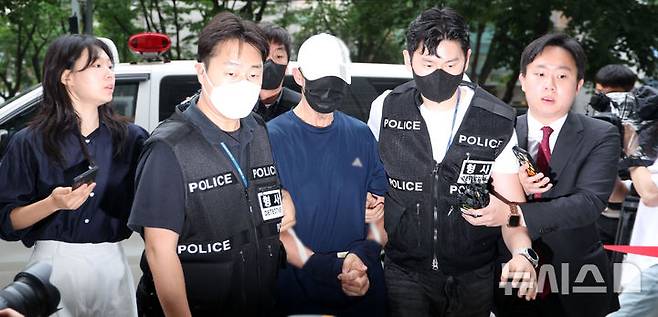 [서울=뉴시스] 김선웅 기자 = 서울 지하철 5호선 열차에 불을 지른 60대 남성 원 모씨가 2일 서울 양천구 서울남부지법에서 열린 현존전차방화치상 혐의 구속 전 피의자심문(영장실질심사)에 출석하고 있다.원 씨는 지난달 31일 여의나루역~마포역 터널 구간을 달리던 열차 안에서 휘발유를 뿌리고 옷가지에 불을 붙여 방화한 혐의를 받고 있다. 2025.06.02. mangusta@newsis.com