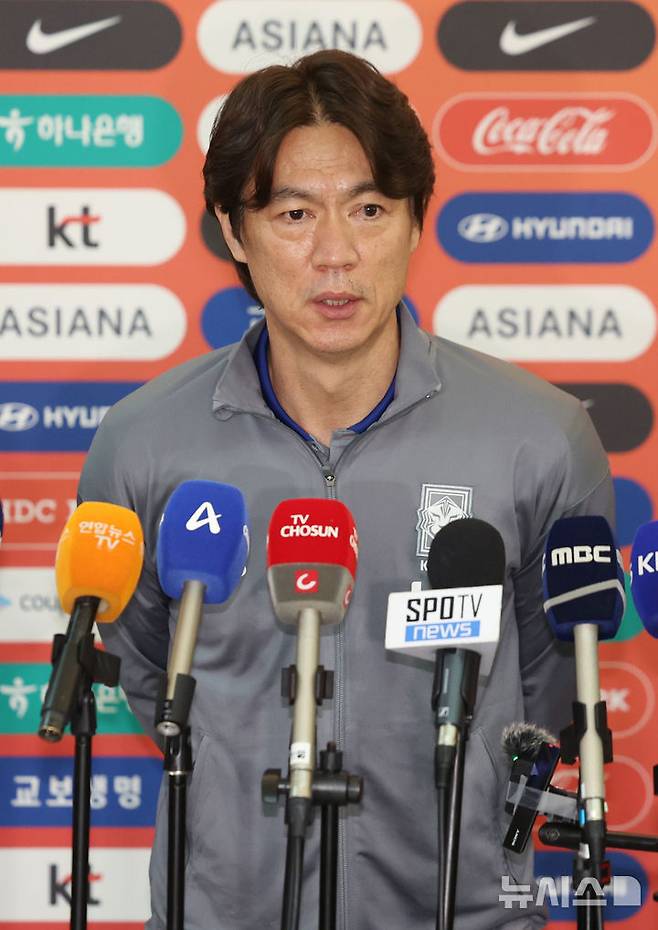 [인천공항=뉴시스] 김진아 기자 = 축구대표팀 홍명보 감독이 2일 2026 국제축구연맹(FIFA) 북중미 월드컵 아시아 3차 예선을 치르기 위해 인천국제공항에서 이라크로 출국하기 앞서 취재진의 질문에 답하고 있다. 2025.06.02. bluesoda@newsis.com