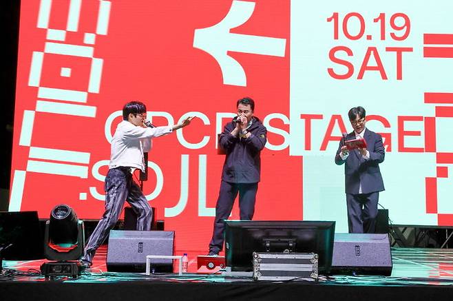 [서울=뉴시스] 도봉구 청년 음악 축제 ‘2024 OPCD STAGE’에서 오언석 도봉구청장(가운데)이 비트박서 ‘윙’(왼쪽)과 함께 비트박스를 선보이고 있다. 2025.06.02. (사진=도봉구 제공) *재판매 및 DB 금지