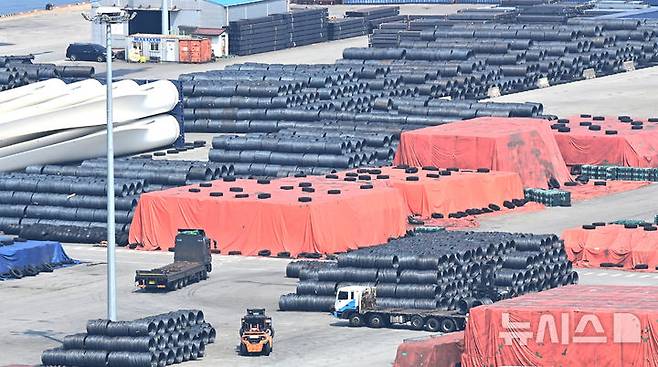 [평택=뉴시스] 김종택 기자 = 1일 경기 평택시 포승읍 평택항 수출 야적장에 철강 제품이 쌓여 있다. 도널드 트럼프 미국 대통령은 30일(현지시간) 미국으로 수입되는 외국산 철강·알루미늄 제품에 부과 중인 관세를 현행 25%에서 50%로 인상한다고 밝혔다.트럼프 대통령이 철강 관세를 50%로 인상하겠다는 계획을 밝힘에 따라 이미 25%의 관세로 타격을 받고 있는 한국의 철강업계의 수출 상황는 더욱 힘들어질 전망이다. 2025.06.01. jtk@newsis.com