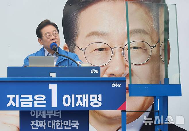 [서울=뉴시스] 고승민 기자 = 이재명 더불어민주당 대선 후보가 2일 서울 북서울꿈의숲 서문광장에서 유세를 하고 있다. 2025.06.02. kkssmm99@newsis.com
