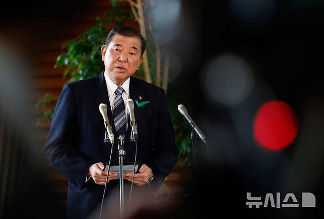 [도쿄=AP/뉴시스] 이시바 시게루(石破茂) 일본 총리는 쌀값 급등 대응해 안정 공급을 위한 각료 회의를 이번 주 설치하겠다고 2일 밝혔다. 사진은 지난 4월 17일 일본 도쿄 총리 관저에서 이시바 총리가 취재진에게 발언하고 있다. 2025.06.02.
