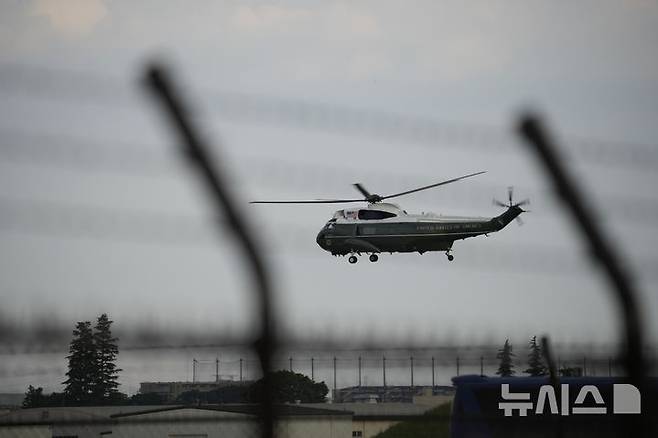 [훗사=AP/뉴시스]일본 도쿄 서쪽에 위치한 미군의 요코타(横田)기지에서 발암성 화학물질인 과불화화합물(PFAS)이 담긴 오염수가 2023년 1월 누출된 바 있다고 현지 민영 TBS 등이 2일 보도했다. 사진은 2022년 5월22일 당시 조 바이든 미국 대통령을 태운 미 대통령 전용헬기 마린원 요코타 기지에서 이륙하고 있는 모습. 2025.06.02.