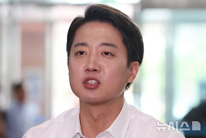 [시흥=뉴시스] 추상철 기자 = 이준석 개혁신당 대선 후보가 2일 오전 경기 시흥시 한국공학대학교 기술혁신파크(TIP)에서 학생들과 점심식사를 하기 전 취재진의 질문에 답변하고 있다. 2025.06.02. scchoo@newsis.com