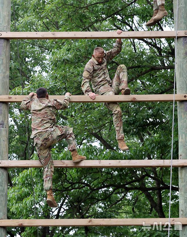 [동두천=뉴시스] 이영환 기자 = 2일 오전 경기도 동두천시 캠프 케이시에서 열린 미 8군 최고분대 선발대회에 참가한 장병들이 장애물을 넘고 있다. 이번 경연을 통해 미 8군 최우수 분대가 선발되며 선발된 분대는 미 태평양 육군(USARPAC) 최우수 분대 경연대회에 미 8군 대표로 출전하게 된다. 2025.06.02. 20hwan@newsis.com