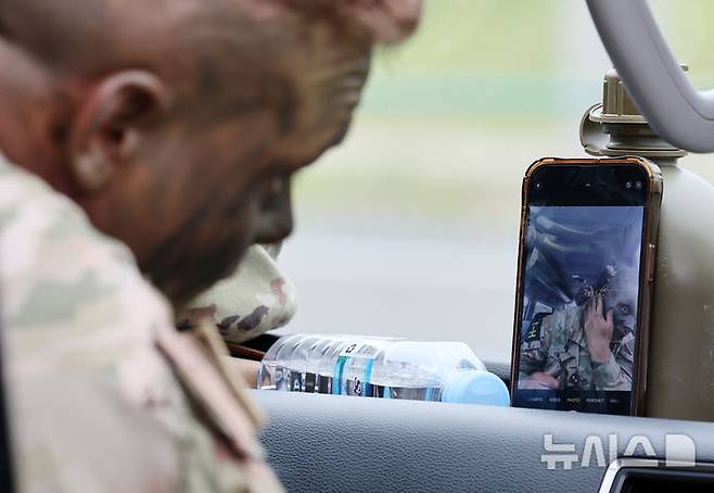 [동두천=뉴시스] 이영환 기자 = 2일 오전 경기도 동두천시 캠프 케이시에서 열린 미 8군 최고분대 선발대회에 참가한 장병이 휴대전화 셀프카메라 모드를 거울 삼아 위장크림을 바르고 있다. 이번 경연을 통해 미 8군 최우수 분대가 선발되며 선발된 분대는 미 태평양 육군(USARPAC) 최우수 분대 경연대회에 미 8군 대표로 출전하게 된다. 2025.06.02. 20hwan@newsis.com