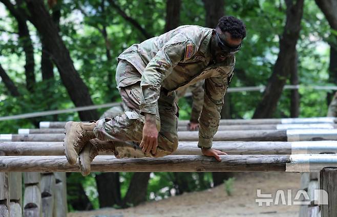 [동두천=뉴시스] 이영환 기자 = 2일 오전 경기도 동두천시 캠프 케이시에서 열린 미 8군 최고분대 선발대회에 참가한 장병들이 장애물을 통과하고 있다. 이번 경연을 통해 미 8군 최우수 분대가 선발되며 선발된 분대는 미 태평양 육군(USARPAC) 최우수 분대 경연대회에 미 8군 대표로 출전하게 된다. 2025.06.02. 20hwan@newsis.com