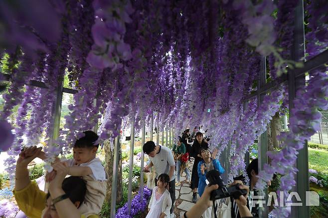 [서울=뉴시스] 홍효식 기자 = 25일 서울 동작구 보라매공원에서 열린 2025 서울국제정원박람회를 찾은 시민들이 정원을 만끽하고 있다. 2025.05.25. yesphoto@newsis.com
