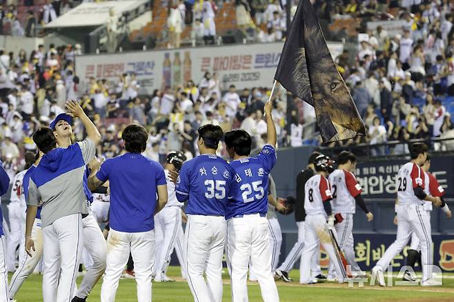 [서울=뉴시스] 최동준 기자 = 1일 서울 송파구 잠실야구장에서 열린 2025 KBO리그 삼성 라이온즈와 LG 트윈스의 경기, 6-4로 승리한 삼성 선수들이 기뻐하고 있다. 2025.06.01. photocdj@newsis.com