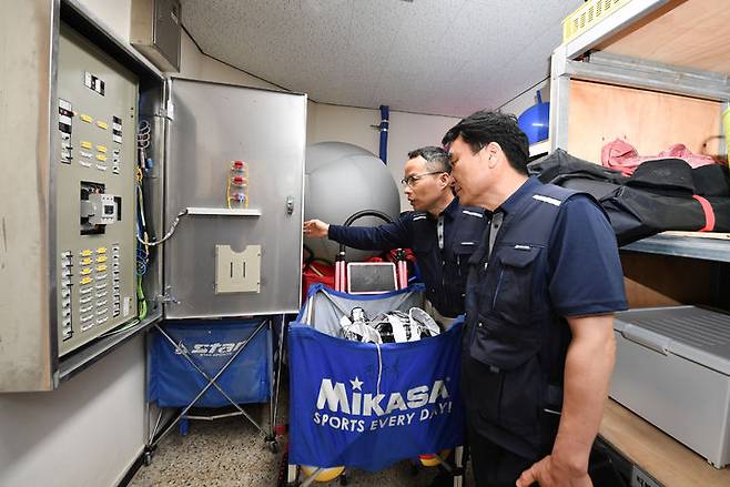 [세종=뉴시스]남화영 한국전기안전공사 사잔(사진 오른쪽)과 관계자가 전북 전주시 지역의 투개표장의 전기설비를 점검하고 있다.(사진=한국전기안전공사 제공) *재판매 및 DB 금지
