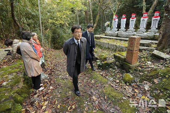 [사도=AP/뉴시스] 박철희 주일 한국대사는 새로운 한국 정부가 출범한 후 한일 정상 간 빨리 만나 대화해야 한다고 2일자 마이니치신문과의 인터뷰에서 밝혔다. 사진은 박 대사가 지난해 11월 25일 일본 니가타현 사도 광산 인근 조선인 기숙사 터에서 일본 정부와 별도로 열린 사도 광산 강제동원 한국인 희생자 추도식에 참석하고 있는 모습. 2025.06.02.