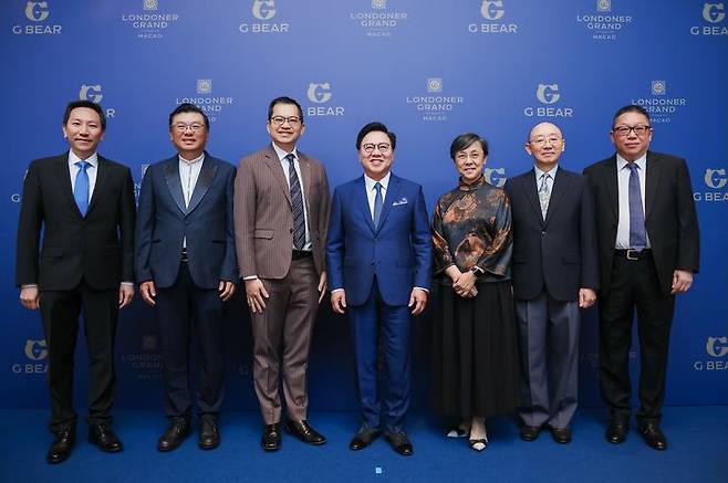 '런더너 그랜드 – 마카오 쇼케이스 2025'에서 포즈를 취한 마카오무역투자진흥국(IPIM)  유 유 상 국장; 샌즈 차이나 윌프레드 웡 부회장; 마카오정부관광청(MGTO), 마리아 헬레나 드 세나 페르난데스 청장(왼쪽 세 번째부터) 등 관계자 *재판매 및 DB 금지