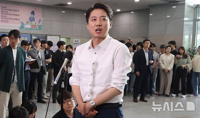 [시흥=뉴시스] 추상철 기자 = 이준석 개혁신당 대선 후보가 2일 오전 경기 시흥시 한국공학대학교 기술혁신파크(TIP)에서 학생들과 점심식사를 하기 전 취재진의 질문에 답변하고 있다. 2025.06.02. scchoo@newsis.com