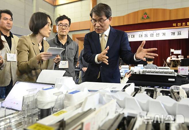 [안양=뉴시스] 김종택 기자 = 노태악 중앙선거관리위원장이 2일 경기 안양시 만안구 덕천초등학교 체육관에 마련된 제21대 대통령선거 개표소에서 투표지분류기 모의시험 등 개표준비 상황을 점검하고 있다. 2025.06.02. jtk@newsis.com