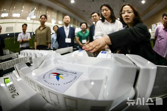 [서울=뉴시스] 김명년 기자 = 제21대 대통령 선거를 하루 앞둔 2일 서울 용산구 신광여자고등학교에 마련된 개표소에서 용산구선관위 관계자들이 투표지분류기 최종 모의시험을 하고 있다. 2025.06.02. kmn@newsis.com