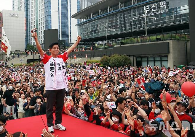 [부산=뉴시스] 하경민 기자 = 김문수 국민의힘 대선 후보가 2일 부산 동구 부산역광장에서 지지를 호소하는 연설을 하고 있다. (공동취재) 2025.06.02. photo@newsis.com