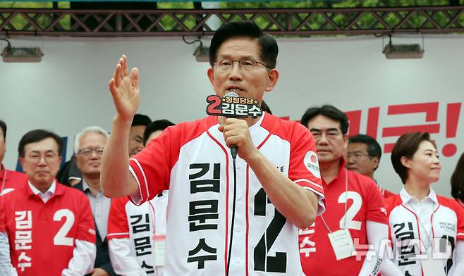 [부산=뉴시스] 하경민 기자 = 김문수 국민의힘 대선 후보가 2일 부산 동구 부산역광장에서 지지를 호소하는 연설을 하고 있다. 2025.06.02. yulnetphoto@newsis.com