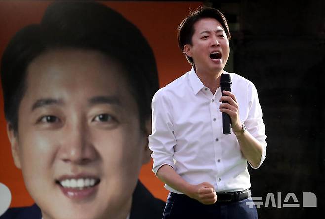 [대구=뉴시스] 이무열 기자 = 이준석 개혁신당 대선 후보가 2일 대구 수성구 수성못 상화동산에서 열린 집중유세에서 지지를 호소하고 있다. 2025.06.02. lmy@newsis.com