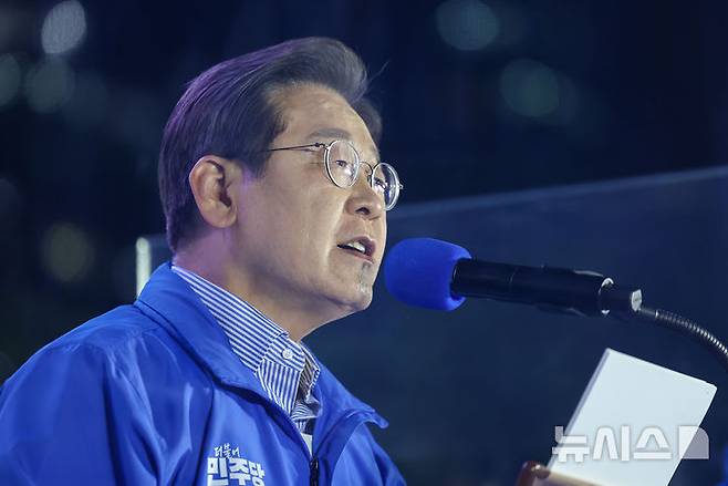 [서울=뉴시스] 조성우 기자 = 이재명 더불어민주당 대선후보가 2일 오후 서울 영등포구 여의도공원 문화의마당에서 열린 집중유세에서 지지를 호소하고 있다.(공동취재) 2025.06.02. photo@newsis.com