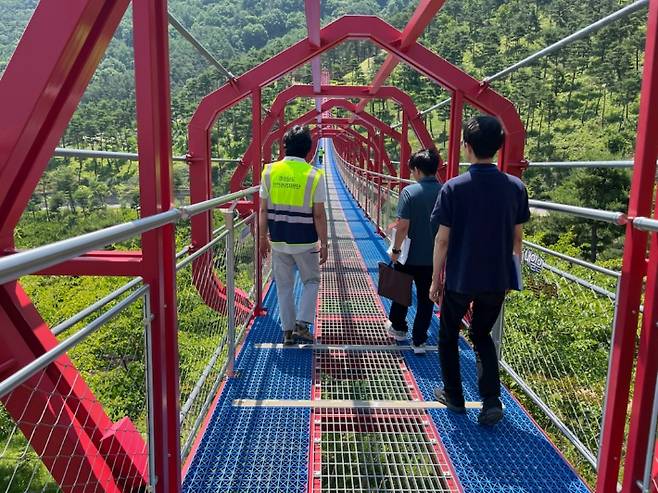 출렁다리 점검. 경남도청 제공