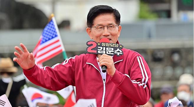 6.3 조기 대선을 앞두고 2일 부산을 찾기 전 제주도에서 집중 유세를 하고 있는 국민의힘 김문수 후보. 연합뉴스