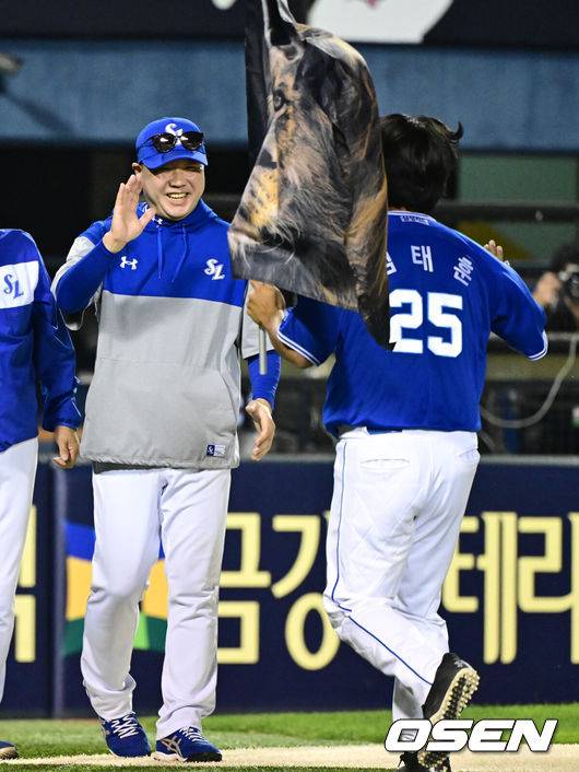 [OSEN=잠실, 조은정 기자]프로야구&nbsp;삼성 라이온즈가 7연승을 질주했다. LG 트윈스는 올 시즌 처음으로 스윕패를 당했다.&nbsp;삼성은&nbsp;1일 서울 잠실구장에서 열린 2025 KBO리그&nbsp;LG와 시즌 9차전 맞대결에서 6-4 재역전승을 거뒀다. 삼성은 KT 위즈를 반 경기 차이로 제치고 4위로 올라섰다.&nbsp;삼성 박진만 감독이 김태훈과 승리를 기뻐하고 있다. 2025.06.01 /cej@osen.co.kr