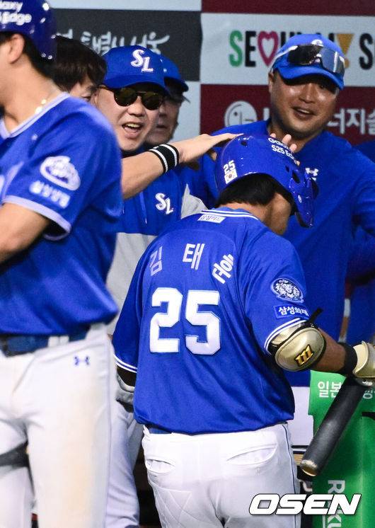 [OSEN=잠실, 조은정 기자]1일 오후 서울 잠실구장에서 ‘2025 신한 SOL Bank KBO리그’ LG 트윈스와 삼성 라이온즈의 경기가 열렸다.이날 LG는 임찬규, 삼성은 레예스를 선발투수로 내세웠다.8회초 2사 1루 삼성 김태훈이 역전 우중월 투런 홈런을 날린 뒤 박진만 감독의 환영을 받고 있다. 2025.06.01 /cej@osen.co.kr