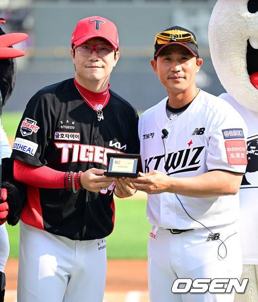 [OSEN=수원, 최규한 기자] 1일 수원 KT위즈파크에서 ‘2025 신한 SOL Bank KBO리그’ KT 위즈와 KIA 타이거즈의 경기가 열렸다.홈팀 KT는 조이현, 방문팀 KIA는 애덤 올러를 선발로 내세웠다.경기를 앞두고 KT 박경수의 은퇴식이 열렸다. 박경수에게 황금 명함을 선물하는 선수협회장 KIA 양현종. 2025.06.01 / dreamer@osen.co.kr