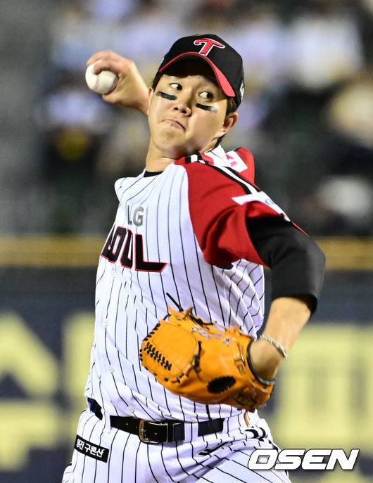 [OSEN=잠실, 조은정 기자]1일 오후 서울 잠실구장에서 ‘2025 신한 SOL Bank KBO리그’ LG 트윈스와 삼성 라이온즈의 경기가 열렸다.이날 LG는 임찬규, 삼성은 레예스를 선발투수로 내세웠다.9회초 LG 유영찬이 역투하고 있다. 2025.06.01 /cej@osen.co.kr