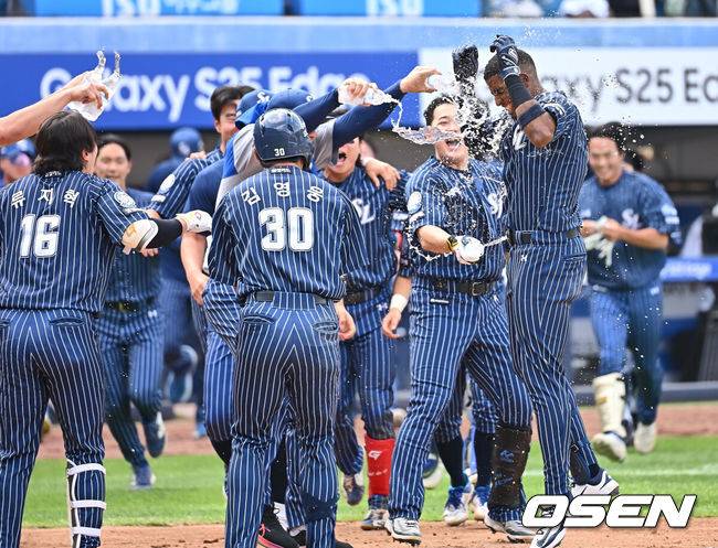 [OSEN=대구, 이석우 기자] 25일 대구삼성라이온즈파크에서 2025 신한 SOL 뱅크 KBO 리그 삼성 라이온즈와 KIA 타이거즈의 경기가 열렸다. 홈팀 삼성은 원태인이, 방문팀 KIA는 윤영철이 선발 출전했다. 삼성 라이온즈 디아즈가 9회말 끝내기 홈런을 치고 선수들의 축하를 받고 있다. 2025.05.25 / foto0307@osen.co.kr