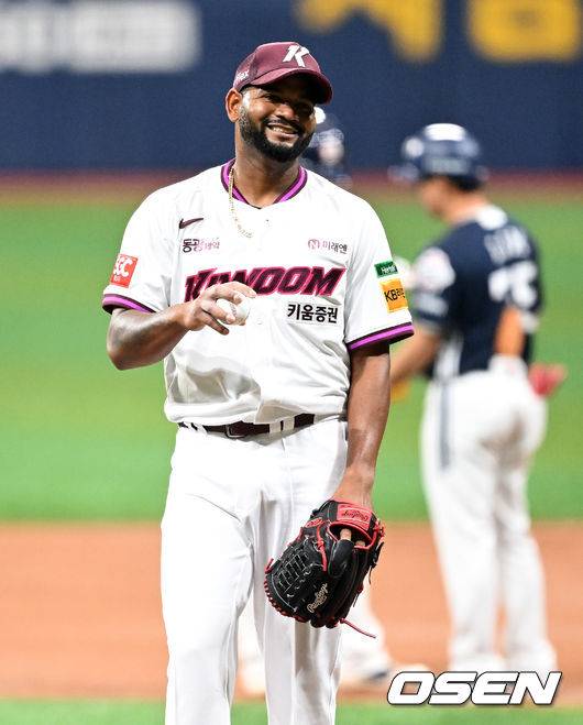 '위기의 상황' 속에서도 옛 동료 만나 환하게 웃은 알칸타라