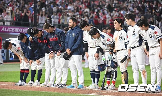 [OSEN=부산, 이석우 기자] 31일 부산 사직야구장에서 2025 신한 SOL 뱅크 KBO 리그 롯데 자이언츠와 SSG 랜더스의 경기가 열렸다. 홈팀 롯데는 나균안이, 방문팀 SSG는 전영준이 선발 출전했다.롯데 자이언츠 선수들이 SSG 랜더스에 1-4로 패한 후 팬들에게 인사를 하고 있다. 2025.05.31 / foto0307@osen.co.kr