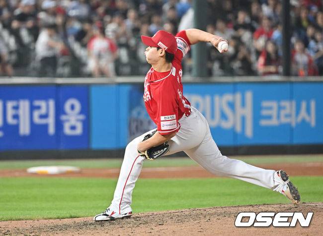 [OSEN=부산, 이석우 기자] 1일 부산 사직야구장에서 2025 신한 SOL 뱅크 KBO 리그 롯데 자이언츠와 SSG 랜더스의 경기가 열렸다. 홈팀 롯데는 이민석이, 방문팀 SSG는 앤더슨이 선발 출전했다.SSG 랜더스 조병현이 역투하고 있다. 2025.06.01 / foto0307@osen.co.kr