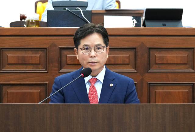 ▲금광연 하남시의회 의장이 2일 제340회 제1차 정례회 제1차 본회의에서 대표 발의한 ‘미사경정장 부지 반환 촉구 건의안’에 대한 제안설명을 하고 있다. ⓒ 시의회