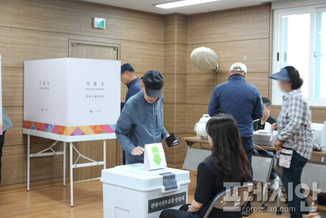 ▲29일 오전 6시께 전남 목포시 상동 하당노인복지관 1층 소강당에 차려진 신흥동사전투표소를 찾은 시민들이 투표를 이어가고 있다.ⓒ프레시안(박아론)