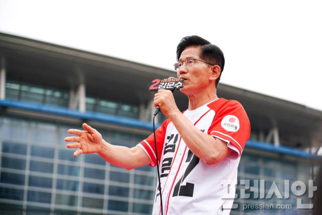 ▲2일 오후 부산역 광장에서 열린 집중유세에서 연설하는 김문수 국민의힘 대선 후보.ⓒ프레시안(강지원)