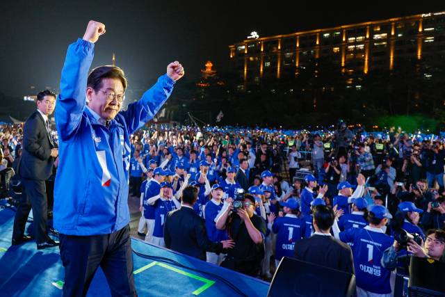 ▲더불어민주당 이재명 대선 후보가 선거를 하루 앞둔 2일 서울 여의도공원에서 마지막 유세를 마친 뒤 두 팔을 번쩍 들어 인사하고 있다. ⓒ연합뉴스