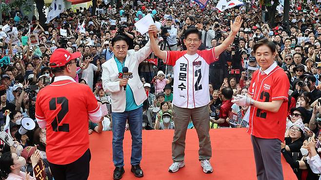 국민의힘 김문수 대선 후보가 1일 서울 서대문구 신촌역에서 열린 집중유세에서 지지를 호소하고 있다.