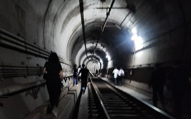 31일 오전 8시 47분쯤 서울 지하철 5호선 여의나루역∼마포역 사이 지하철에서 방화 추정 화재가 발생해 승객들이 대피하고 있다.