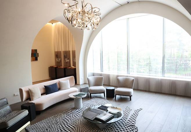 국내 최초 하이엔드 프라이빗 멤버십 클럽 ‘디아드(DYAD)’의 내년 오픈을 앞두고, 서울 강남구 도산공원 인근에서 운영 중인 ‘디아드 멤버스 라운지’의 내부 모습. 한윤종 기자