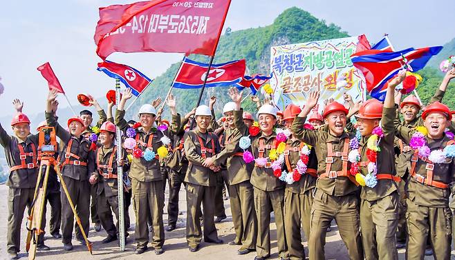 북한 노동당 기관지 노동신문은 2일 지방공업 건설 현장에 투입된 인민군 제124연대가 건설 성과를 만들어내고 있다고 선전했다. 뉴스1