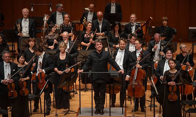 자신이 9년째 이끌고 있는 밤베르크심포니와 함께 내한한 차세대 거장 지휘자 야쿠프 흐루샤(가운데)가 1일 서울 예술의전당에서 베토벤 교향곡 7번을 연주한 후 갈채를 보내고 있는 객석을 바라보고 있다. 빈체로 제공