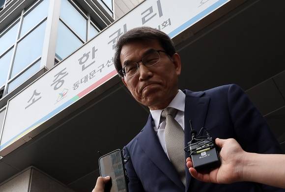 노태악 중앙선거관리위원장이 지난달 31일 서울 동대문구에 위치한 성동구선거관리위원회 앞에서 사전투표 관리 부실 논란과 관련해 고개 숙여 사과하고 있다. 뉴스1