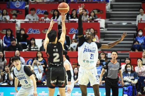 대구 한국가스공사 만콕 마티앙이 지난 4월 12일 수원 케이티아레나에서 열린 2024~25 프로농구 6강 플레이오프 1차전 수원 kt와의 원정 경기에서 허훈을 막고 있다. KBL 제공